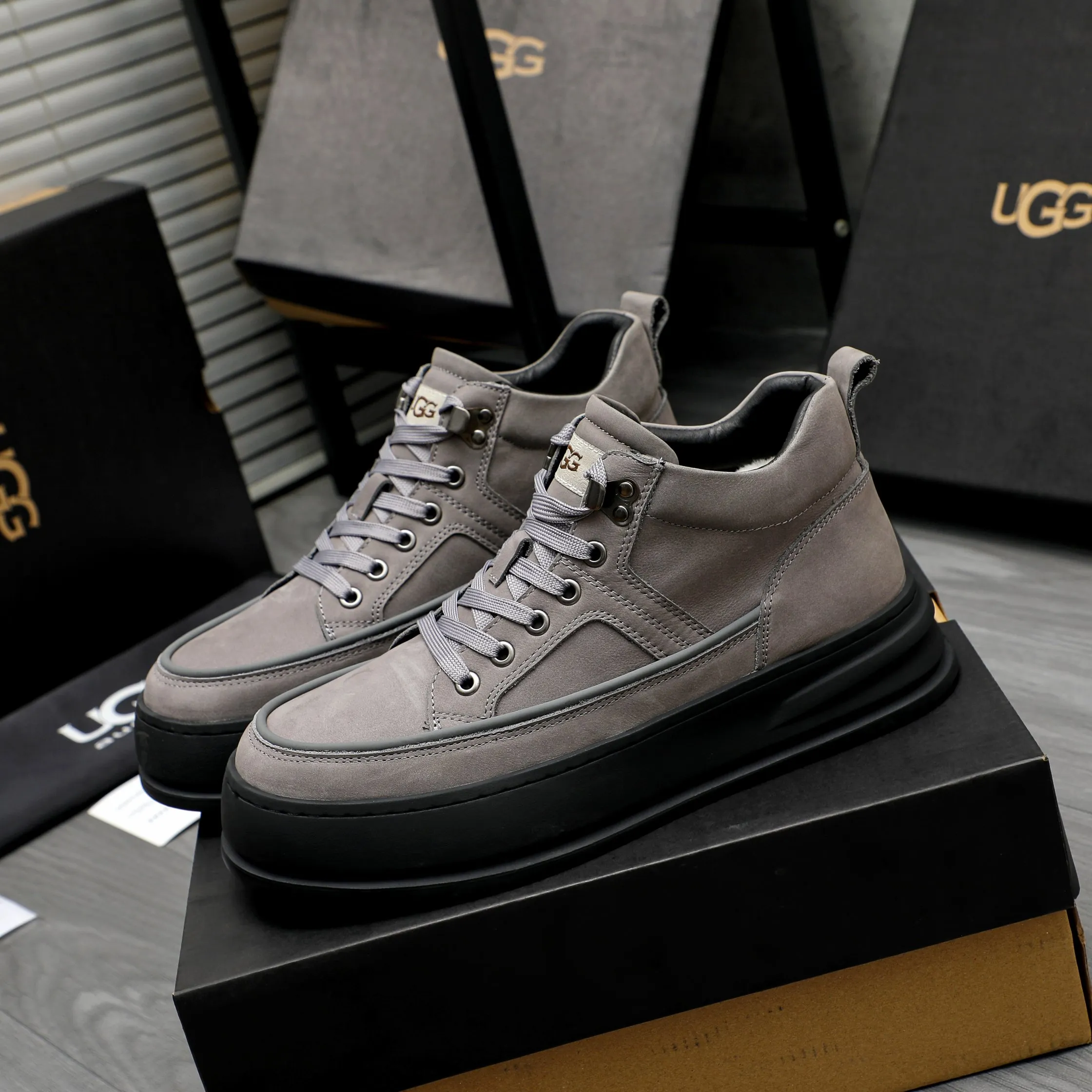 P620 Product trademark: "UGG" Gaobang men's shoes Regular size: 39-44 Product materials: Selected suede cowhide upper, wool lining, original outsole
